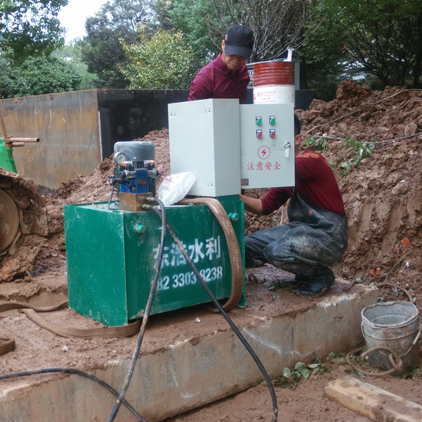 液压式启闭机.jpg 液压式启闭机.jpg